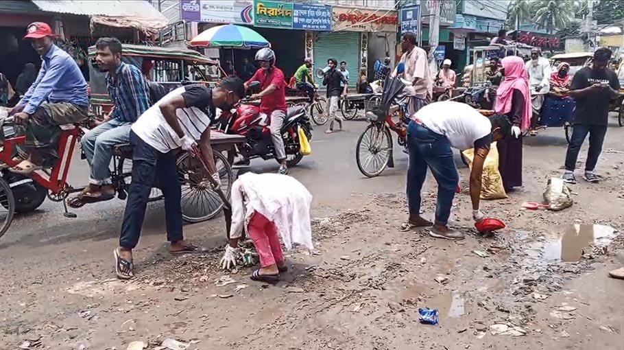 Students clean Satkhira town, manage traffic