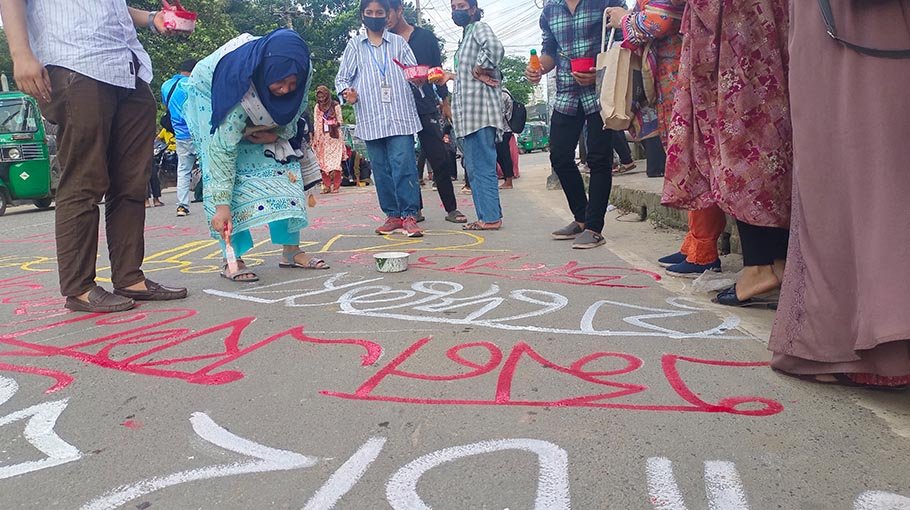 Students maintain traffic on Ctg roads