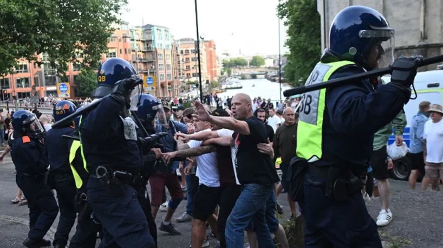 Thousands of riot police on standby as UK braces for more riots