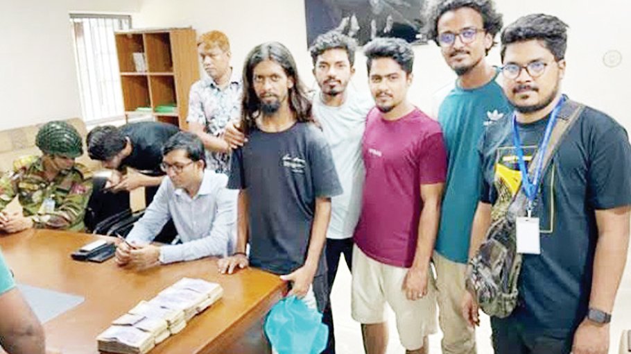 Students find Tk 18 lakh abandoned on street, handover to police