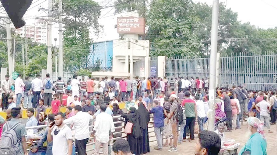 Part-time factory workers stage demos in Savar 