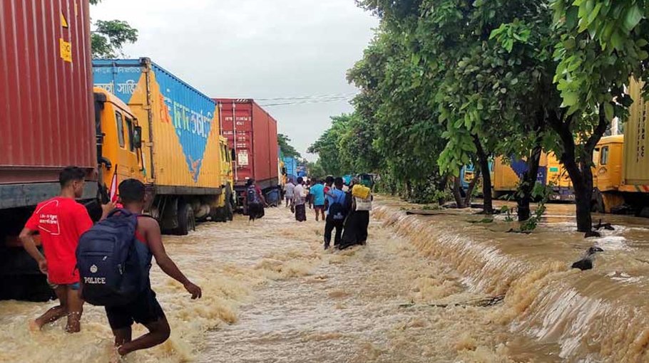 Floods damage 462km of roads  in 12 dists