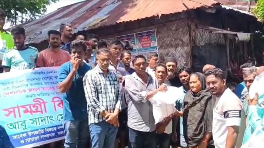 Jubo Dal distributes relief goods in Rangamati 