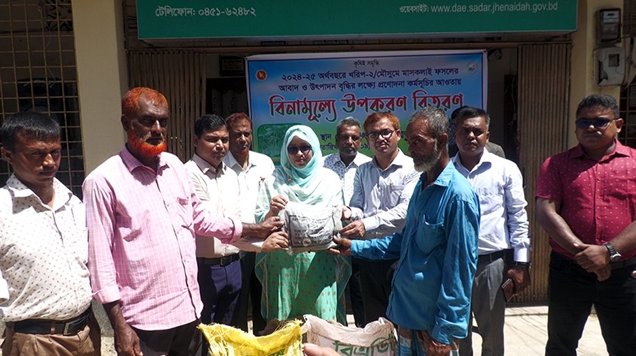 300 farmers receive seeds, fertiliser in Jhenaidah