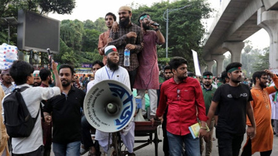 Protesters block Shahbagh intersection, demand extending govt job age limit to 35