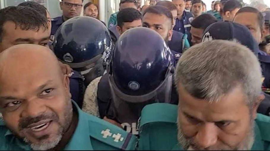 Two cops put on   4-day remand