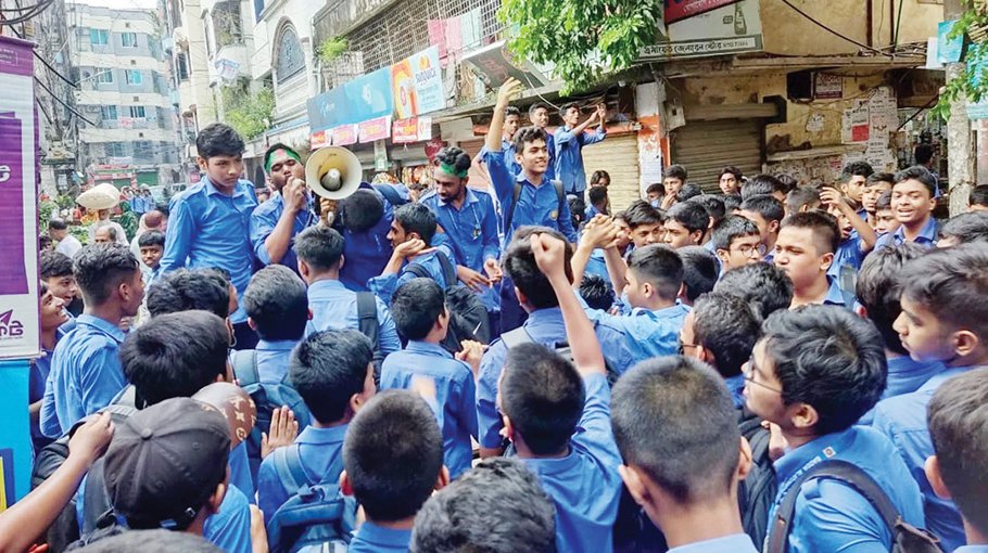 Students protest fees hike at Badda Alatunnessa School