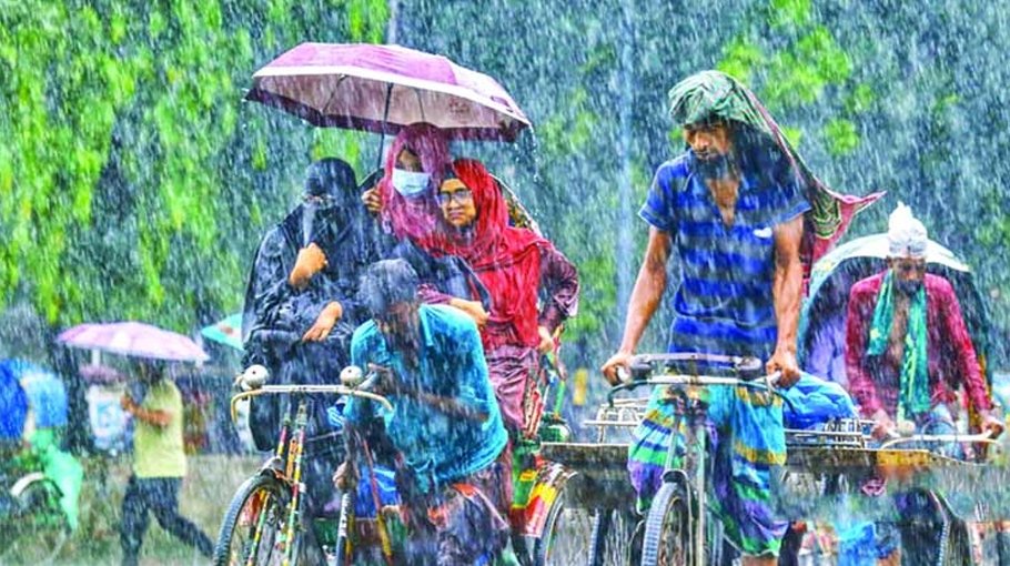 Intermittent rains pour misery on  Dhaka residents