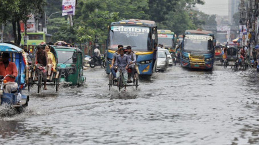Commuters suffer as rain causes waterlogging   in city