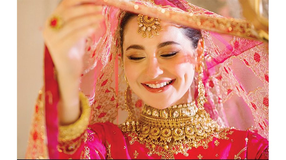Hania Amir sparks social media buzz in Bangladesh