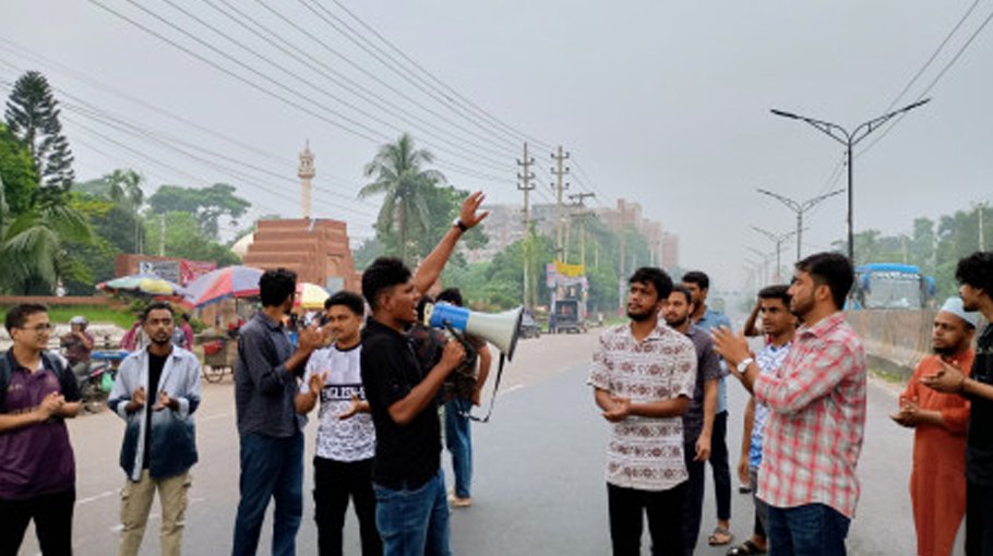 JU students block  highway demanding ban on AL