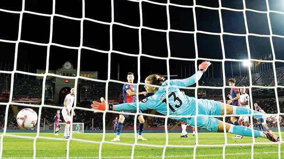 Lewandowski, Torre’s double sink Sevilla