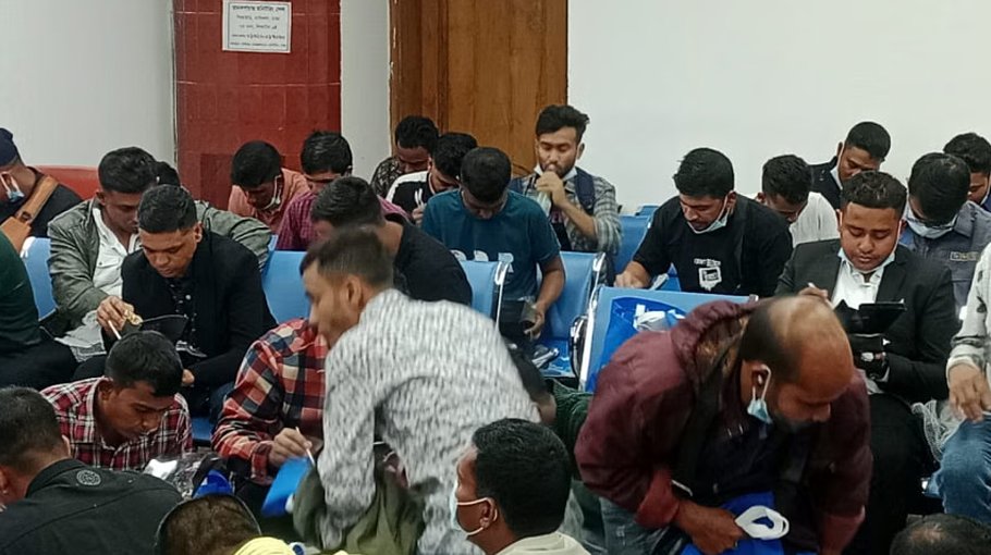 157 Bangladeshis  return from Libya