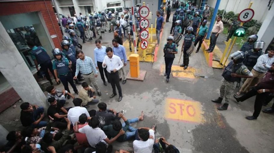 Students storm secretariat, 53 detained