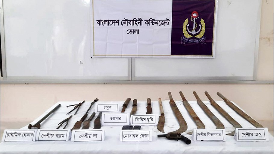 Navy detains two robbers in Bhola