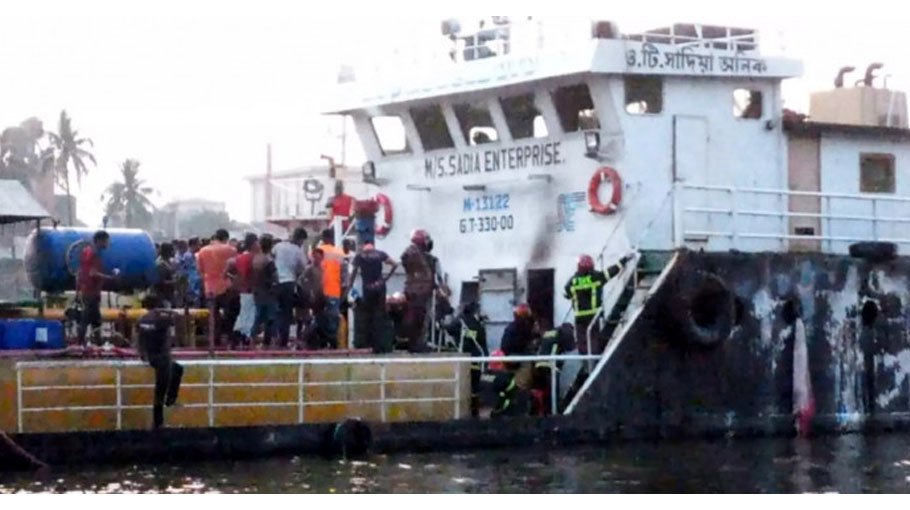 Six hurt as oil-laden vessel catches fire in Dakatia River