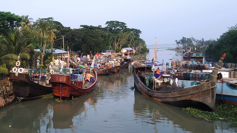 Sarankhola fishermen ready for fishing as 22-day ban ends today