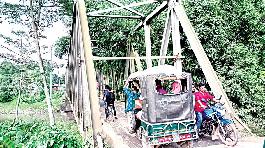 Kurigram people suffer for delay in bridge construction 