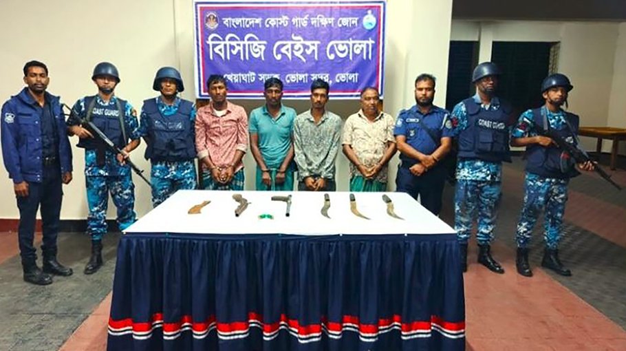 BCG detains 4 suspected   robbers in Bhola
