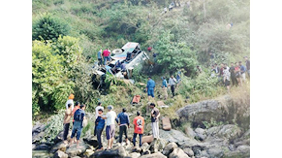 36 die as bus plunges into  Himalayan gorge in India