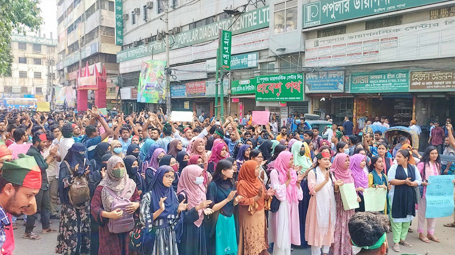 Students block road demanding   project handover to army