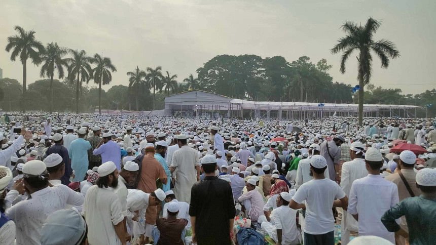 Thousands throng Suhrawardy Udyan