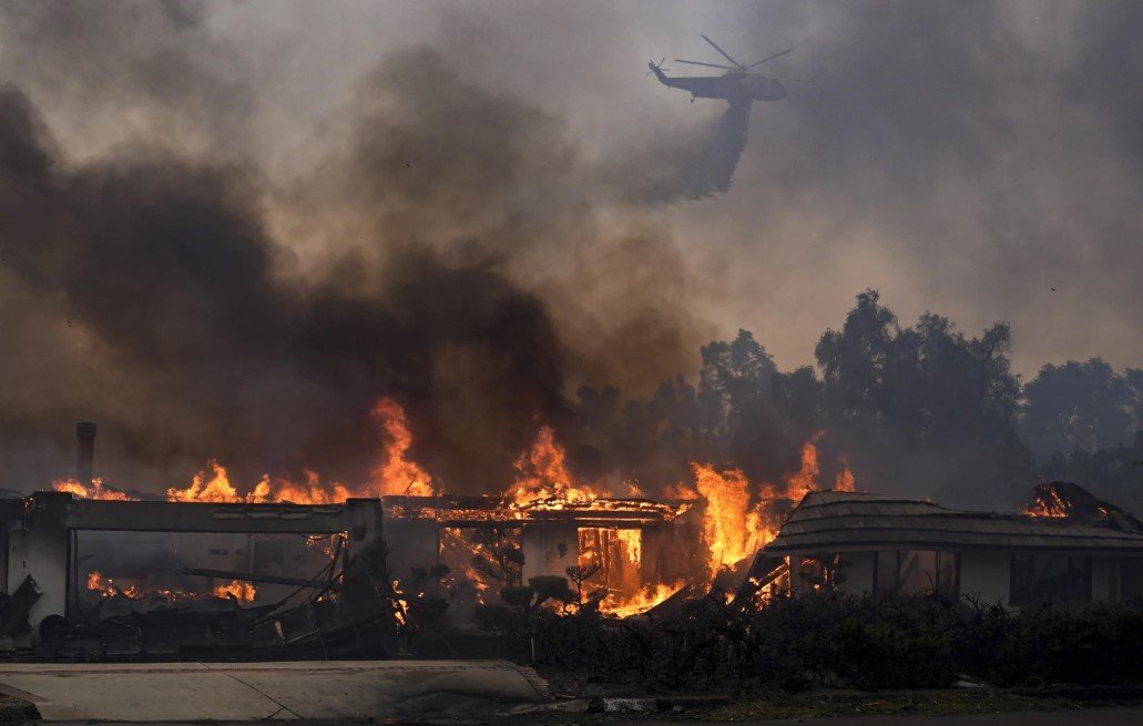 Powerful wind-fed wildfire burns  homes in Southern California