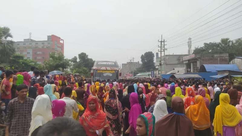 RMG workers in Gazipur block Dhaka-Mymensingh highway over unpaid wages