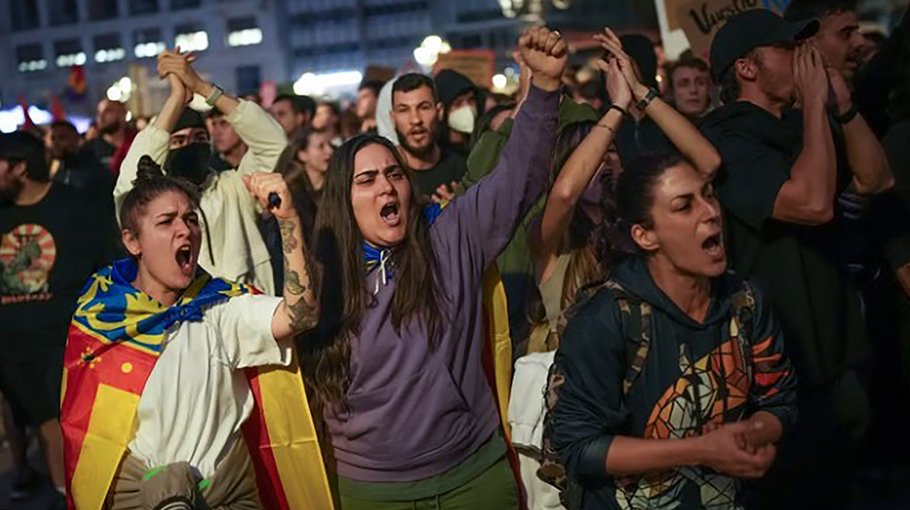 Tens of thousands march in Spain over handling of deadly floods