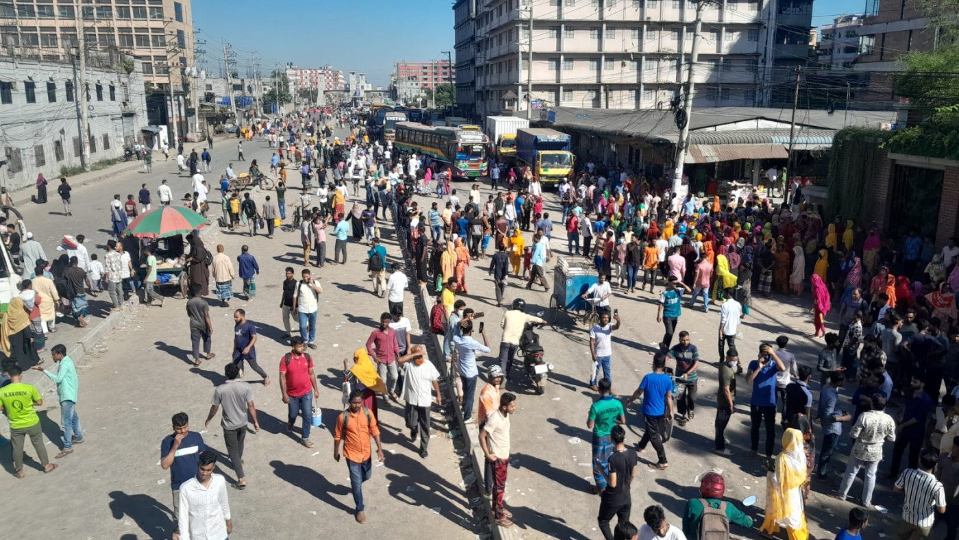 30-km long tailback as RMG workers block highway