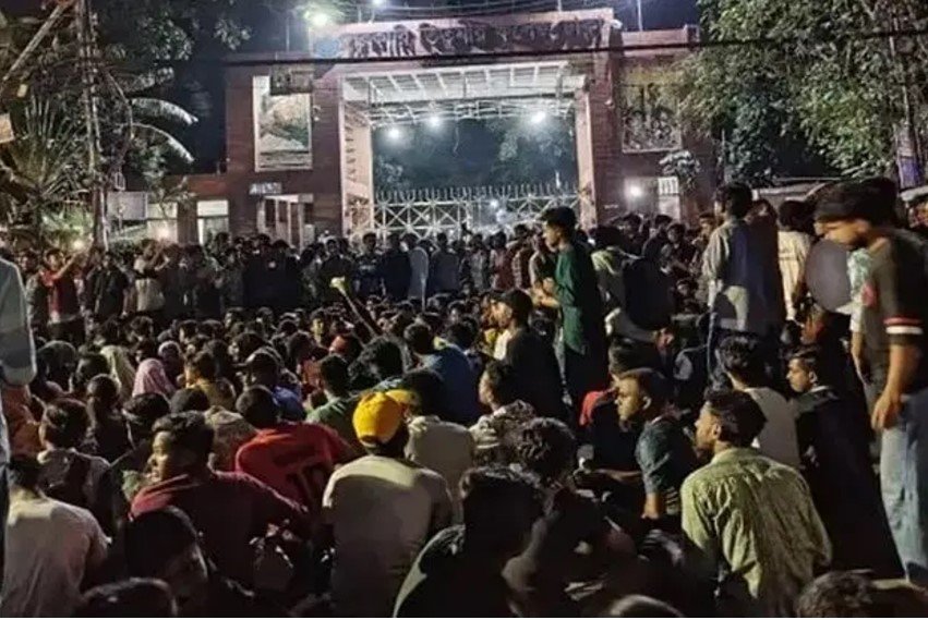 Titumir college students block Mohakhali road again