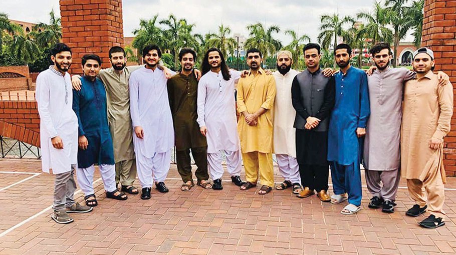 DU lifts ban on Pakistani students