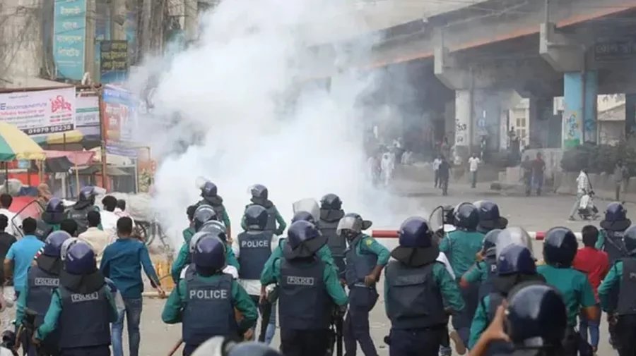 Battery-run rickshaw drivers clash with cops, block Padma Bridge rail track