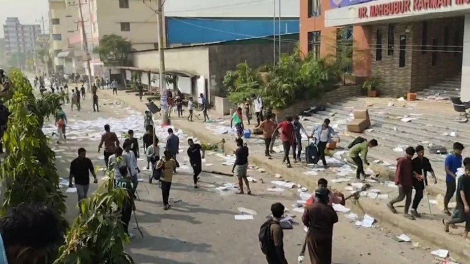Students of Nazrul, Suhrawardy colleges now clash with Mollah college