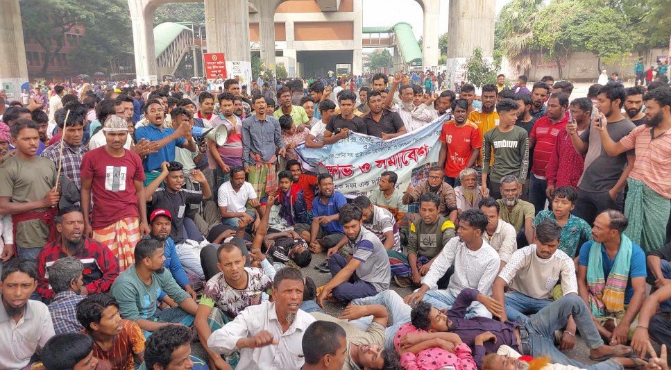 Battery-run rickshaw drivers further block Agargaon roads