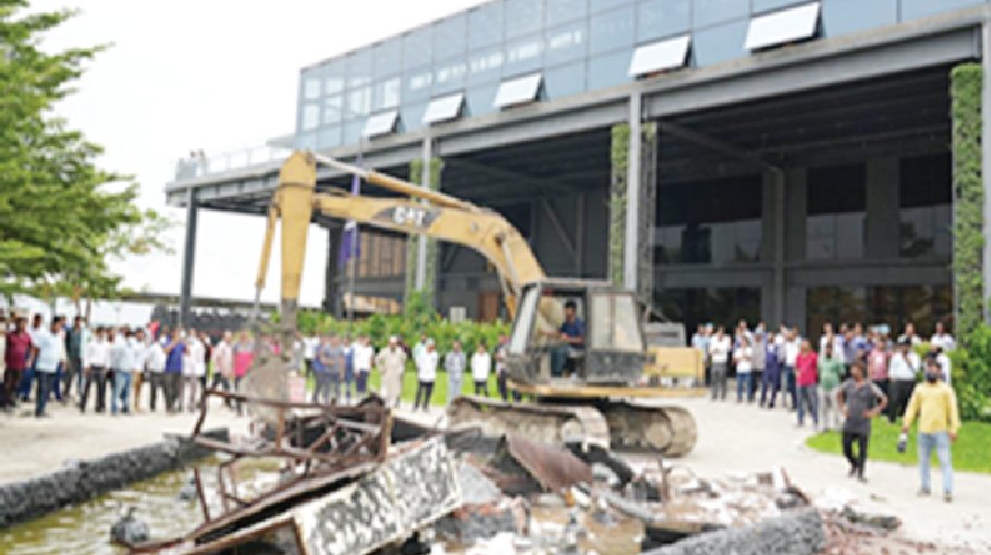 BWDB removes illegal structures from land acquired for Mirpur Embankment