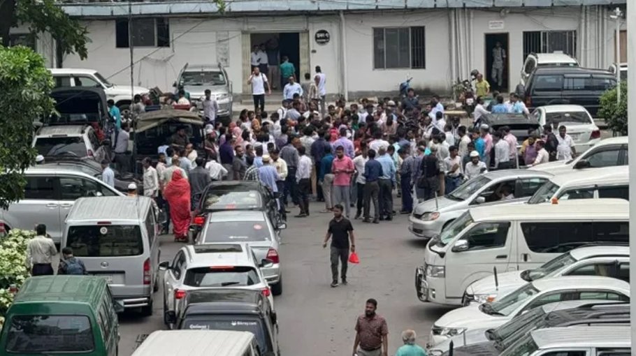 Govt employees threaten to continue strike at Secretariat