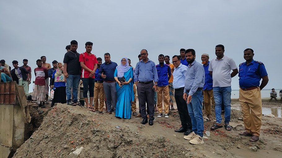 Cox’s Bazar DC visits Cheptakhali sluice gate in Pekua
