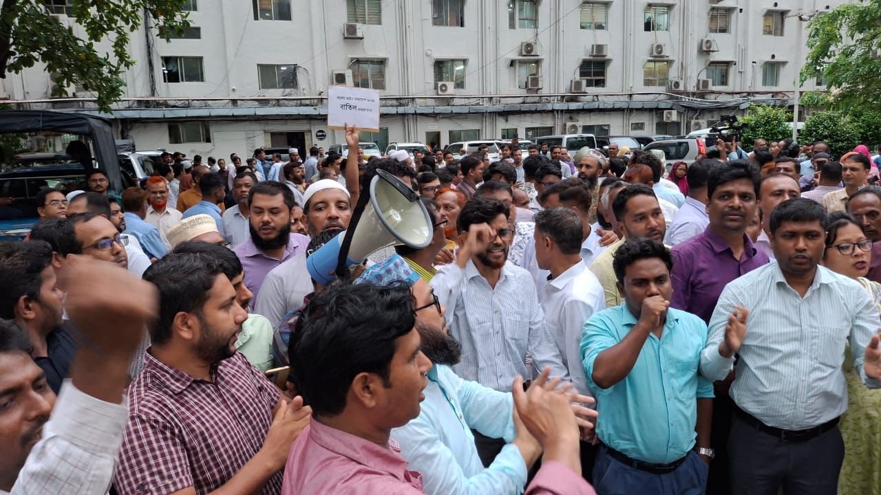 Secretariat staff continue protest, submit memoranda to 3 advisers