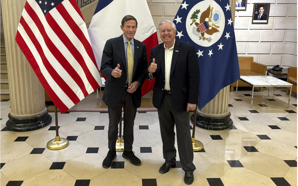 After talks with Zelenskyy and Macron, US senators warn: Putin 'is preparing for more war’