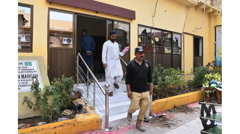 Quake  sparks escape  of 216 inmates  from Pakistan prison  