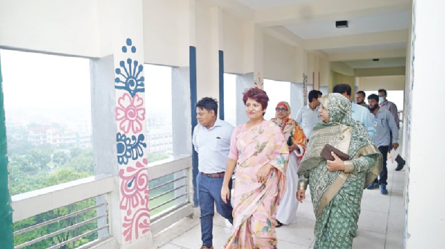 DC visits HSC exam centres in Munshiganj