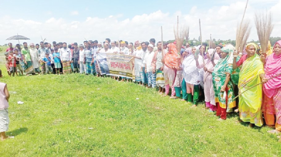 Human chain protests sand extraction in Munshiganj