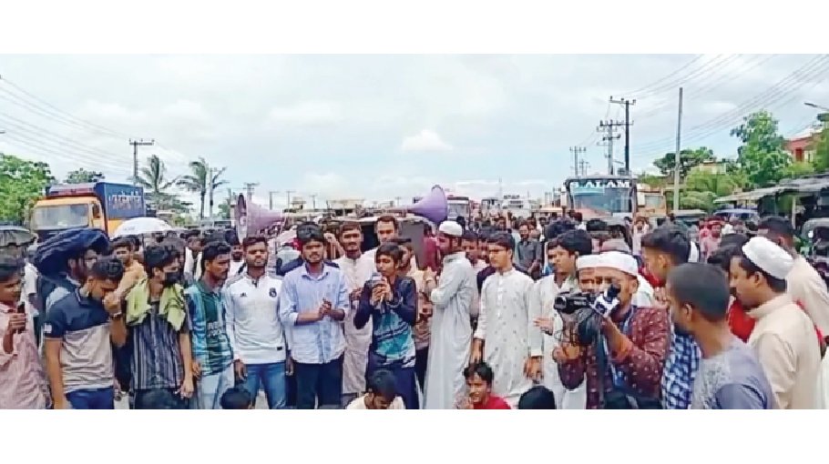 Students block Ctg-Cox’s Bazar Highway demanding removal of Patiya OC