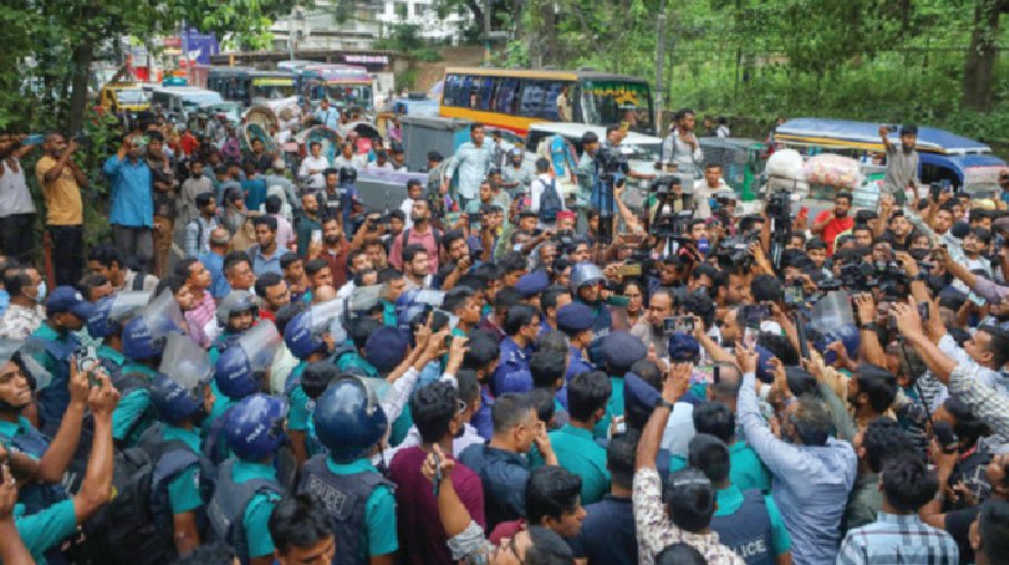 Students withdraw road blockade in Ctg