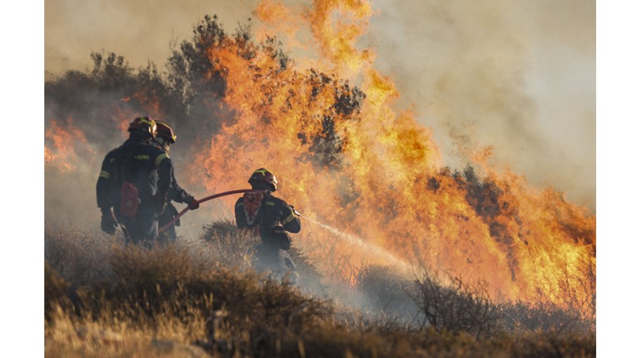 Major wildfire sparks evacuations in Crete