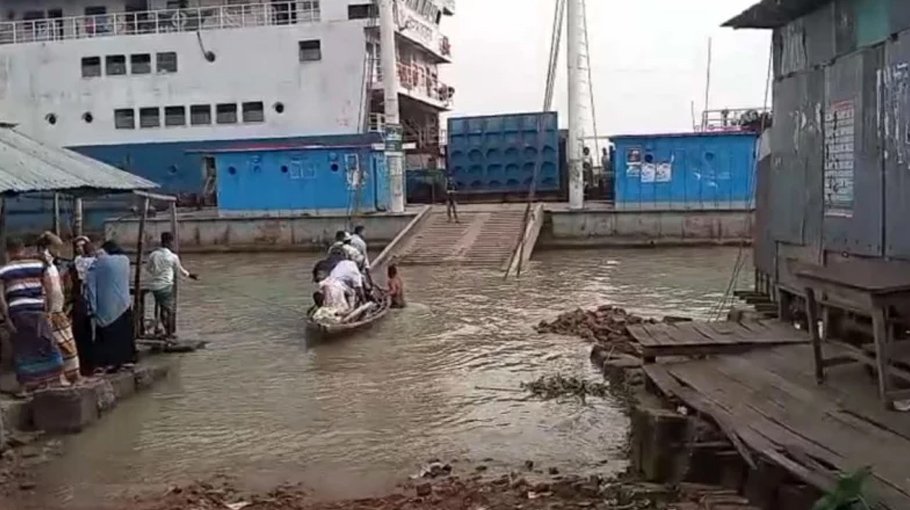 Hilsa ferry ghat submerged as Meghna River swells in Bhola