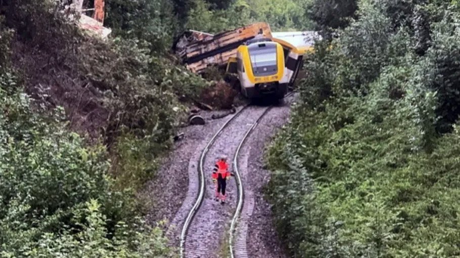 Passenger train  derails in Germany   