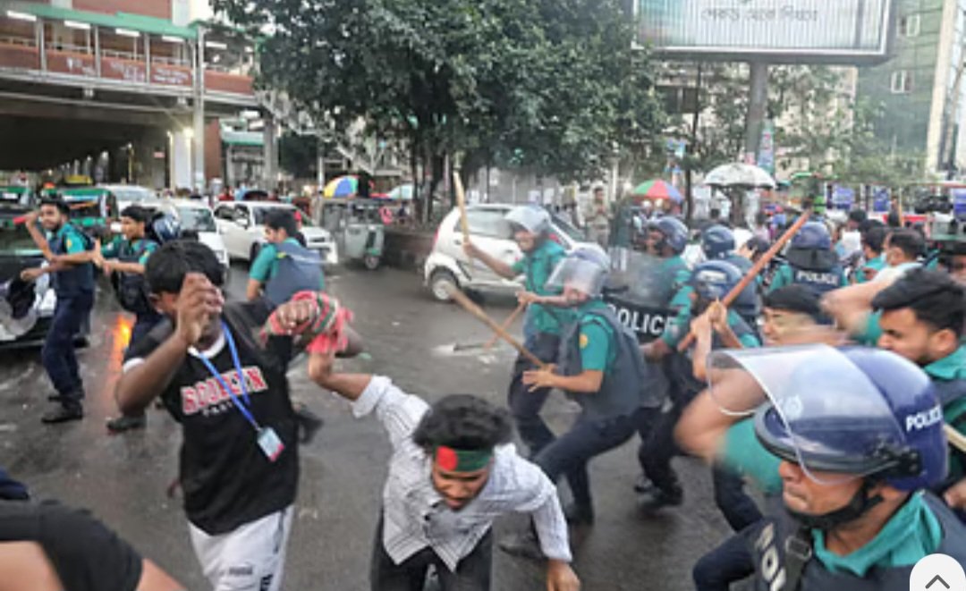 Police charge batons to disperse clashing 