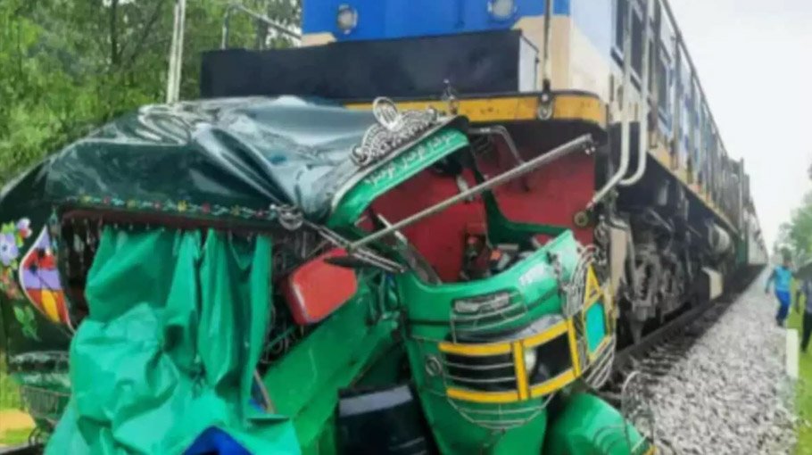 4 die as train hits auto-rickshaw in Cox's Bazar